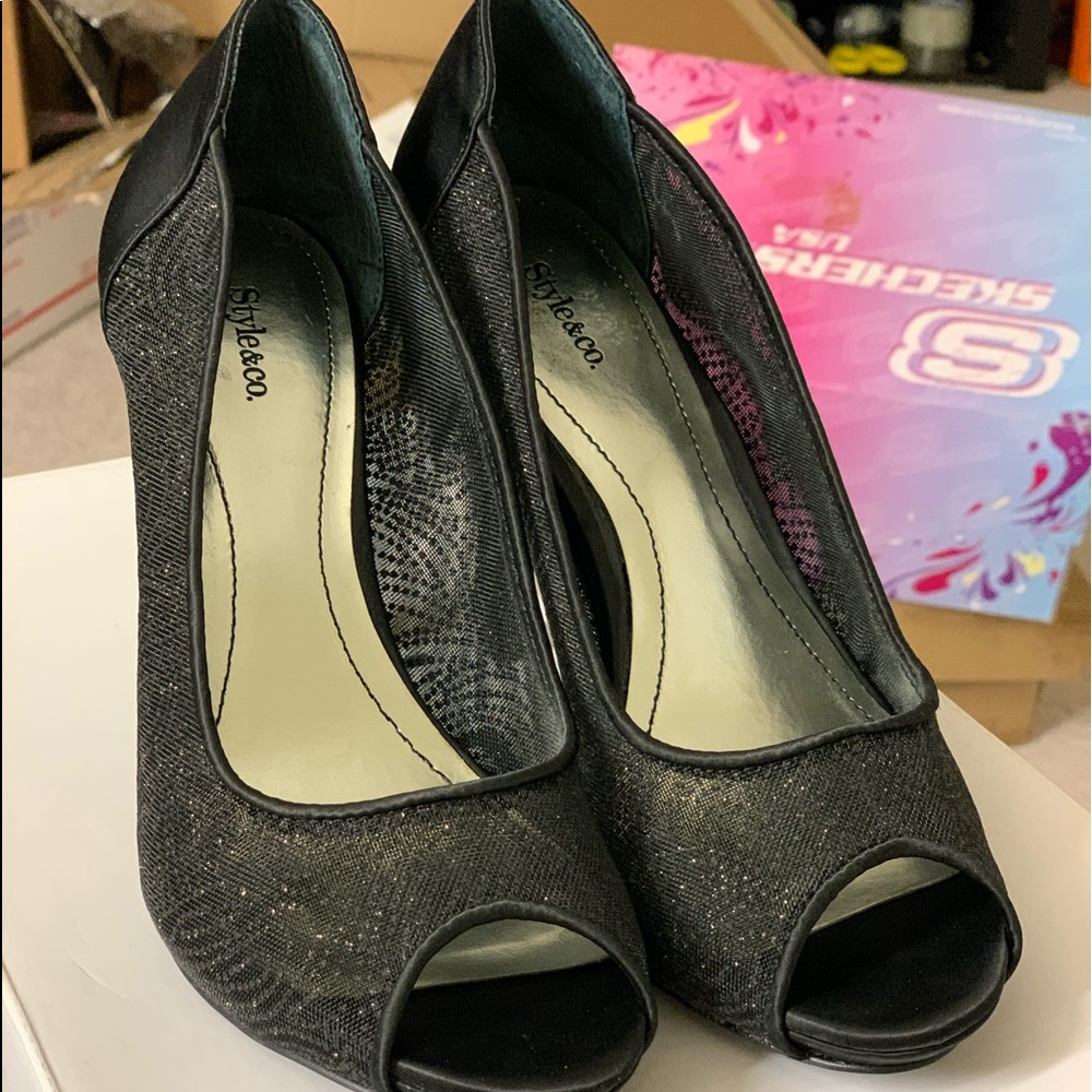 Super cute peep toe 31/2” heel